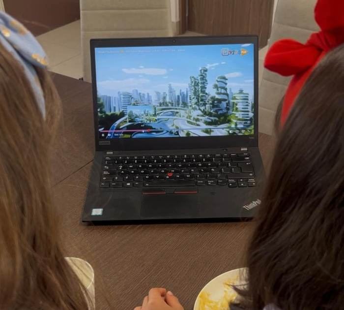 Dos integrantes viendo un video sobre ciudades inteligentes en una laptop